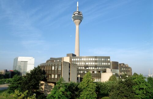 Der Nordrhein-Westfälische Landtag in Düsseldorf. 237 Abgeordnete. Präsidentin: Carina Gödecke. Neben den bayrischen Parlamentarier-Kollegen erreichen auch die Volksvertreter in der Rheinmetropole den vordersten Platz und sichern sich 61 Punkte im „OPIG14"-Ranking. Derzeit überarbeitet das Land seine 60jährige Verfassung und bindet Bürgerinnen und Bürger dabei in einem „Mitmachportal" aktiv ein.