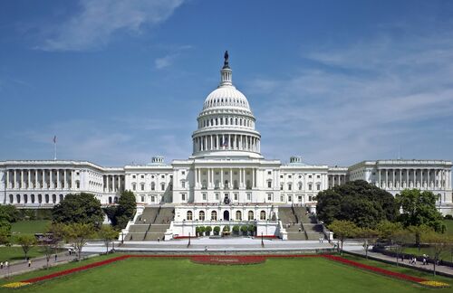 Der US-Kongress. Mit seinen 100 Senatoren und 435 Repräsentanten ist er gesetzgebendes Organ für gut 317 Millionen US-Bürger. Plattformen der Zivilgesellschaft wie opencongress.org ermöglichen dabei bereits jetzt einen hohen Grad an Transparenz.