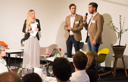 Die studentische Moderatorin Isabella Ledl im Gespräch mit dem ZU-StartUp Divinjo (Jonas Weißel und Tobias Fuchs, v.l.n.r.). 