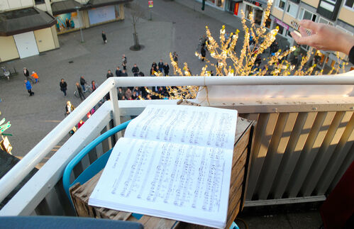 „Singing Balconies“ ist auch aus der wissenschaftlichen Perspektive der Kulturproduktion spannend. Anhand dieser Veranstaltungen werden Fragen aufgeworfen, wie Kultur und Raum beeinflussen, in welchen (alltäglichen) Räumen Kultur überhaupt stattfindet und wie der Raum genutzt werden kann. 