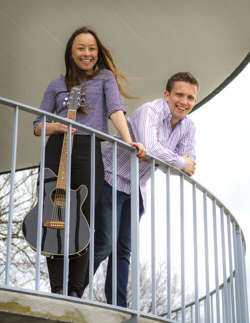 Die diesjährigen Initiatoren von „Singing Balconies“, Isabelle Yu (l.) und Philipp Dederichs (r.), haben viel mit Musik zu tun: Während ZU-Studentin Yu schon in einer Jazz- und Funkband gesungen hat, trat CME-Student Dederichs bereits mit sechs Jahren einem großen klassischen Oratorienchor bei. 