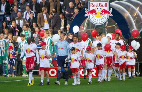 Trotz jahrelanger millionenschwerer Investitionen ging Red Bull Salzburg als das Team in die Geschichte ein, das es immer und immer wieder fertig brachte, die Qualifikation für die Championsleague in der letzten Quali-Runde noch zu vergeigen. Das österreichische Team, das Jahr für Jahr souverän die nationale Meisterschaft einheimste, schaffte es einfach nicht, international auf den Punkt die nötige Leistung abzuliefern.