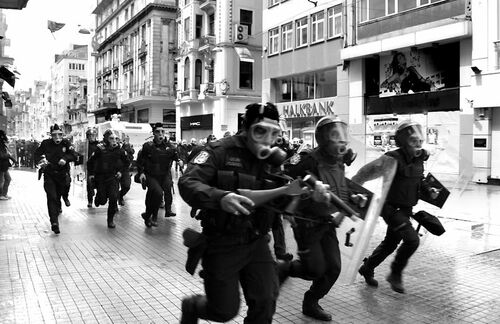 Der 1. Mai gilt seit den ersten Massendemonstration im Jahr 1856 in Australien als Kampftag der Arbeiterbewegung. Damals forderte man noch den Achtstundentag, seit den 1980er Jahren kam es in Deutschland verstärkt zu Ausschreitungen. In der Zeit des Nationalsozialismus wurde der 1. Mai ab 1933 zum gesetzlichen Feiertag. Nachdem die Gewerkschaften in Deutschland 1933 verboten und die Gewerkschaftshäuser gestürmt wurden, benannte man den Tag im Jahr 1934 in einem „Nationalen Feiertag des deutschen Volkes“ um. Nach dem Zweiten Weltkrieg wurde der 1. Mai 1946 durch den Alliierten Kontrollrat bestätigt. Maikundgebungen durften jedoch nur eingeschränkt durchgeführt werden. Unsere Bilder wollen heute zeigen, wofür der 1. Mai noch berühmt ist - oder zumindest berühmt sein könnte. 