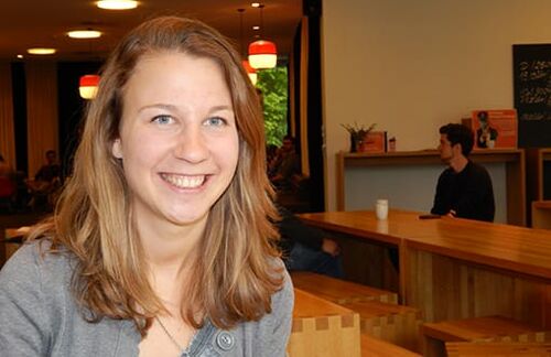 Christina Angele, BA CCM, 8. Semester: "Ich habe mich immer punktuell engagiert, wenn es angefallen ist und ich mich einbringen konnte. In meinem Auslandsjahr in Amerika habe ich ehrenamtlich für's International Office gearbeitet. Und ich fange ab nächster Woche an, benachteiligten Kindern Nachhilfe zu geben. Warum? Weil ich gerne etwas weitergeben möchte. Ich möchte meinen Beitrag leisten, damit benachteiligte Kinder auch weiter kommen können. Das macht mir viel Spaß und ich helfe gern." Christina Angele, BA CCM, 8. Semester: "Ich habe mich immer punktuell engagiert, wenn es angefallen ist und ich mich einbringen konnte. In meinem Auslandsjahr in Amerika habe ich ehrenamtlich für's International Office gearbeitet. Und ich fange ab nächster Woche an, benachteiligten Kindern Nachhilfe zu geben. Warum? Weil ich gerne etwas weitergeben möchte. Ich möchte meinen Beitrag leisten, damit benachteiligte Kinder auch weiter kommen können. Das macht mir viel Spaß und ich helfe gern."