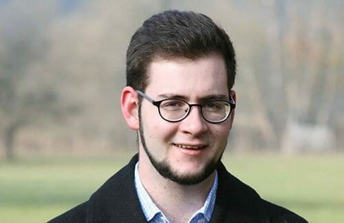 Elias Keßler, BA CCM, 4. Semester: So richtig wohl fühlt sich Elias Keßler erst, wenn der Baum brennt. Der CCMler engagiert sich in studentischen Projekten, aber auch in Friedrichshafen und Umgebung. Neben der ortsansässigen Vereinskultur ist er vor allem bei der Wasserwacht aktiv. Spaß, Vorbildfunktion und das Vertrauen ineinander sind seine wichtigsten Motivatoren. Elias Keßler, BA CCM, 4. Semester: So richtig wohl fühlt sich Elias Keßler erst, wenn der Baum brennt. Der CCMler engagiert sich in studentischen Projekten, aber auch in Friedrichshafen und Umgebung. Neben der ortsansässigen Vereinskultur ist er vor allem bei der Wasserwacht aktiv. Spaß, Vorbildfunktion und das Vertrauen ineinander sind seine wichtigsten Motivatoren.
