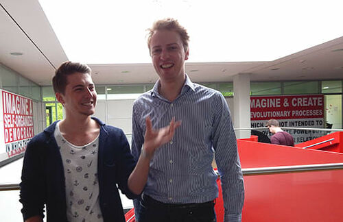 Moritz Tröndle und Steffen Baumann, beide BA CME, 1. Semester: Die beiden Erstsemester Moritz Tröndle und Steffen Baumann engagieren sich (noch) nicht. Da beide viel lernen, wollen sie den Workload an der ZU erst einmal kennenlernen, um sich nicht schon am Anfang zu übernehmen. Für sie gilt nämlich die Maxime: ganz oder gar nicht. Moritz Tröndle und Steffen Baumann, beide BA CME, 1. Semester: Die beiden Erstsemester Moritz Tröndle und Steffen Baumann engagieren sich (noch) nicht. Da beide viel lernen, wollen sie den Workload an der ZU erst einmal kennenlernen, um sich nicht schon am Anfang zu übernehmen. Für sie gilt nämlich die Maxime: ganz oder gar nicht.