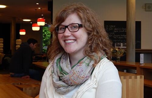 Nicole Widmann, BA CCM, 8. Semester: "Ich hab mehrere Ehrenämter bei der katholischen Kirche. Ich leite Firmlinge, also Jugendgruppen. Dann bin ich in einer Band und spiele regelmäßig in Jugend- und Familiengottesdiensten. Und ich bin im Team zur Gemeinde- und Organisationsentwicklung. Das nimmt auch relativ viel Zeit in Anspruch, aber das mache ich schon seit mehr als 15 Jahren und deswegen gehört das zu meinem Leben dazu. Warum? Zum einen verbringe ich gerne Zeit mit den Leuten, finde ich es spannend, zu sehen, wie die Jugendlichen sich entwickeln, und sie zu begleiten. Zum anderen habe, als ich, als ich jünger war, auch viel von Leuten profitiert, die Ehrenämter gemacht haben. Meine Ehrenämter jetzt sind für mich eine gute Möglichkeit, etwas davon zurückzugeben." Nicole Widmann, BA CCM, 8. Semester: "Ich hab mehrere Ehrenämter bei der katholischen Kirche. Ich leite Firmlinge, also Jugendgruppen. Dann bin ich in einer Band und spiele regelmäßig in Jugend- und Familiengottesdiensten. Und ich bin im Team zur Gemeinde- und Organisationsentwicklung. Das nimmt auch relativ viel Zeit in Anspruch, aber das mache ich schon seit mehr als 15 Jahren und deswegen gehört das zu meinem Leben dazu. Warum? Zum einen verbringe ich gerne Zeit mit den Leuten, finde ich es spannend, zu sehen, wie die Jugendlichen sich entwickeln, und sie zu begleiten. Zum anderen habe, als ich, als ich jünger war, auch viel von Leuten profitiert, die Ehrenämter gemacht haben. Meine Ehrenämter jetzt sind für mich eine gute Möglichkeit, etwas davon zurückzugeben."