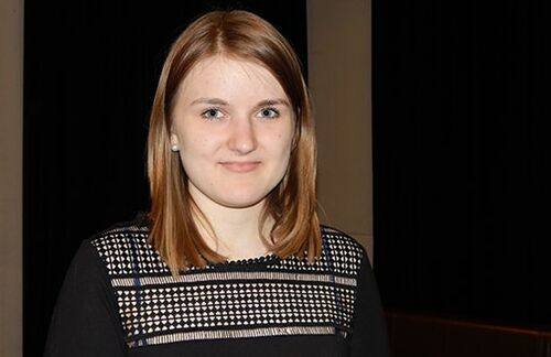 Sabrina Pensel, BA CCM, 8. Semester: Ich mache an der Uni richtig viele Sachen, also eigentlich nicht das, was man als klassisches Ehrenamt versteht. Ich habe jetzt ungefähr zweieinhalb Jahre ganz viel in der Hochschulpolitik gemacht und war da Vertretung für meinen Studiengang. Ansonsten engagiere ich mich im Rahmen der studentischen Forschungskonferenz ZU|fo und für das Research Journal. Was mich motiviert? Ich setze mich gerne für die Uni und meine Kommilitonen ein, weiß, dass man hier viel bewegen kann und finde es schön, die kleinen Ergebnisse zu sehen, die man mit seiner Arbeit erzielt." Sabrina Pensel, BA CCM, 8. Semester: Ich mache an der Uni richtig viele Sachen, also eigentlich nicht das, was man als klassisches Ehrenamt versteht. Ich habe jetzt ungefähr zweieinhalb Jahre ganz viel in der Hochschulpolitik gemacht und war da Vertretung für meinen Studiengang. Ansonsten engagiere ich mich im Rahmen der studentischen Forschungskonferenz ZU|fo und für das Research Journal. Was mich motiviert? Ich setze mich gerne für die Uni und meine Kommilitonen ein, weiß, dass man hier viel bewegen kann und finde es schön, die kleinen Ergebnisse zu sehen, die man mit seiner Arbeit erzielt."