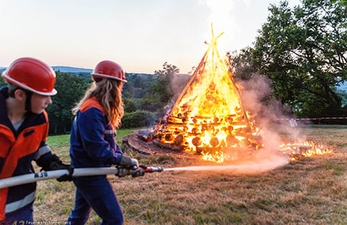 Früh übt sich, wer später einmal Leben retten will. So unverzichtbar wie eine gute Ausbildung ist bei Freiwilligen Feuerwehren auch die langfristige Bindung an das Engagement, nicht zuletzt da von gut einer Million Feuerwehrkräften gerade einmal gut 27.000 hauptberuflich angestellt sind. Doch auch in diesem Bereich ehrenamtlicher Arbeit mehren sich die Fälle, in denen Ehrenamtliche ihren Einsatz beenden. Hauptgrund bei den ehrenamtlichen Wehren: die Unvereinbarkeit von Beruf und freiwilligem Amt. 