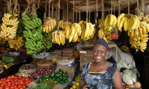 Nie mehr verfaultes Obst und Gemüse dank Sokotext: Das kenianische Sozialunternehmen hilft Obsthändlerinnen, per SMS-System die Supply Chain zu optimieren. Bestellt wird nur, was benötigt wird, gleichzeitig werden unnötige Provisionen für Zwischenhändler vermieden. 