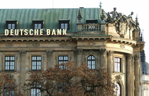 Die Deutsche Bank AG ist das nach Bilanzsumme und Mitarbeiterzahl größte Kreditinstitut Deutschlands und gilt als eine der prestigeträchtigsten und einflussreichsten Banken der Welt. Neben dem Sitz in Frankfurt am Main unterhält die Universalbank Niederlassungen in London, New York City, Singapur, Hongkong oder Sydney und ist mit einem Marktanteil von etwa 21 Prozent der größte Devisenhändler der Welt. Die Bank wurde 1870, ein Jahr vor der Gründung des Deutschen Kaiserreiches, in Berlin, wo sie auch bis zum Ende des Zweiten Weltkriegs ihren Sitz hatte, gegründet. Sie entwickelte sich im 20. Jahrhundert unter anderem durch Übernahmen und Fusionen zur Großbank.