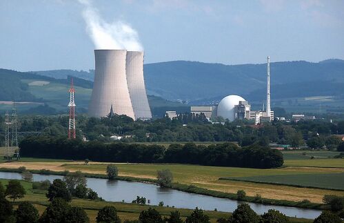 Das gute, alte Atomkraftwerk - niemand mag es so richtig und auch Töpfer liebäugelt nicht wirklich mit der Kernenergie. Dennoch, so fordert er, müsse man auch sie in Betracht ziehen, wenn es darum geht, neun Milliarden Menschen mit Energie zu versorgen. Diese beiden grauen Türme gehören zum Kernkraftwerk Grohnde an der Weser - links die beiden Kühltürme, rechts das Reaktorgebäude und der Abluftkamin - und sind bereits seit 1985 in Betrieb. 10.420 Millionen Kilowattstunden speiste das Kraftwerk im Jahr 2013 ins Hochspannungsnetz ein. Der Tagesbedarf eines Deutschen Energienutzers liegt bei nur 90 Kilowattstunden. Bei dieser Vergleichsenge, könnte Töpfer recht haben: Wir dürfen vielleicht nicht auf ewig mit den Erneuerbaren Energien verheiratet bleiben?