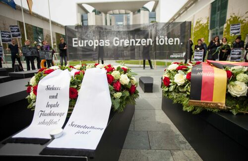 Dass Europas Grenzen töten, steht wohl außer Frage: Woche für Woche ertrinken Menschen im Mittelmeer. Aber wie soll man umgehen, mit den "Toren" Europas? Grenzen auf oder Grenzen zu? So einfach die Frage ist, so unmöglich scheint es, eine Antwort zu finden. In der Nacht vom 18. auf den 19. April 2015 kentert ein überladenes Flüchtlingsboot auf dem Weg von Libyen nach Italien. 800 Menschen lassen ihr Leben - es ist die größte Flüchtlingskatastrophe im Mittelmeer. Laut Vereinten Nationen starben alleine in der Vorwoche 1.000 Menschen auf dem Weg über das Meer. Europas Grenzen töten. Aber dürfen sie das?