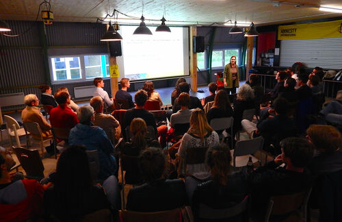 Gespannt lauschten die rund 70 Gäste, die der Einladung derAmnesty International Hochschulgruppe gefolgt waren, den Ausführungen von Mihr.
Stattgefunden hat die Veranstaltung im Hangar an der Container Universität, der auch weiterhin nach dem Umzug in den neuen Hauptcampus genutzt werden wird.