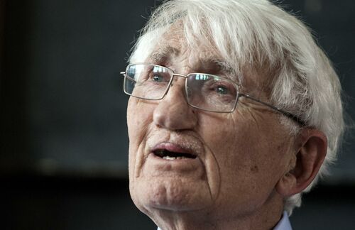 Er stellt die theoretische Grundlage für Herbers Arbeit dar: Jürgen Habermas. Für den Philosophen und Soziologen kommt der Öffentlichkeit die Aufgabe zu, zu informieren, zu thematisieren und Orientierung zu stiften. Allerdings übernehmen laut ZU-Dozent Prof. Dr. Udo Göttlich nicht mehr nur „klassische“ Medien und Nachrichtenformate diese Funktion, sondern immer mehr auch sogenannte Unterhaltungsmedien. Da sie allerdings anhand anderer Mechanismen ihre Rezipienten erreichen, stellt sich die Frage, was dies für die Sphäre der Öffentlichkeit langfristig bedeutet.