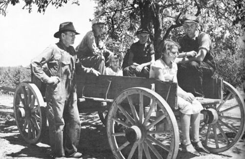 Über die Familie, die hier 1935 am Mississippi auf einem Wagen posiert, ist nichts bekannt. Dafür aber umso mehr über Fotograf Arthur Rothstein, der die Gruppe ablichtet, als er selbst gerade zarte 20 Jahre alt war. Bekannt ist er vor allem für seine sozialdokumentarischen Fotografien aus den 1930er-Jahren, in denen die Folgen der Great Depression festgehalten sind. In der Zeit seiner Arbeit als Pressefotograf für die Zeitschriften Look und Parade, für die er insgesamt 41 Jahre tätig war, erhielt er zahlreiche Preise.