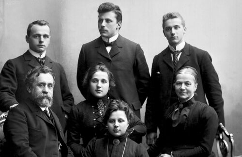 Kindergeburtstag und prostatisches Glück - nirgendwo liegen Jugend und Altern so nah beieinander wie auf Familienfotos. Das Foto der Familie Pauss aus dem Jahr 1900 zeigt den norwegischen Theologen und Autoren Bernhard Cathrinus mit Familie. Am ältesten auf diesem Bild wurde Sohn Nikolai Nissen, rechts oben, der 1956 in Tønsberg verstarb und zuvor unter anderem Präsident des Norwegischen Roten Kreuzes war. 