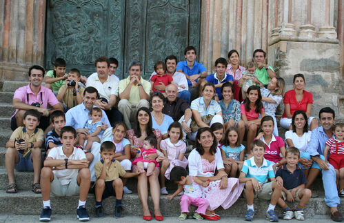 Nirgendwo sitzen und stehen wohl so viel Alter, Jugend und Kindheit zusammen wie auf dem Familienfoto der Ojedas. Sämtliche Familienmitglieder der Familie Ojeda Ruiz de Luna kommen im September 2007 im Kloster von Guadalupe, Cáceres, in Spanien zusammen, um den 50. Hochzeitstag der Eltern zu feiern. Insgesamt sind es elf Kinder und zwanzig Enkel. Genug Nachwuchs also fürs Altern auch im Jahr 2050. 