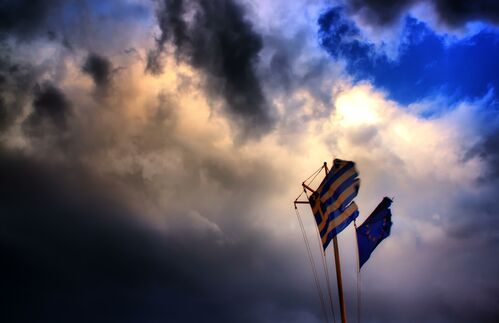 "Oxi" wetterten die Griechen laut bei ihrem großen Referendum am Sonntag, den 05. Juli 2015. Seit dem sind die Beziehungen zwischen Griechenland und der Europäischen Union noch etwas zerütteter, die Fahnen im Wind noch etwas zerfetzter. Das Referendum in Griechenland hat die tiefe Spaltung Europas offenbart. Soll im Süden Europas nicht eine ganze Generation verloren gehen, braucht es mehr als Strukturreformen. Auch wenn einige Krisenstaaten sich wieder im Wachstum befinden, werden sie durch die Folgen ihrer Finanzkrisen noch Jahrzehnte begleitet werden. Rechte und linke Parteien fischen seitdem immer tiefer im politischen Fahrwasser und versprechen ein Ende der Sparpolitik - oder sogar noch mehr: Eine Rückabwicklung der Währungsunion und die Rückkehr zum Nationalstaat. Wählerwerbung mit Anti-europäischer Freude. Willkommen im Jahr 2015.