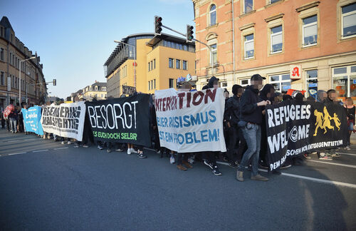 Freital. Kaum ein anderer Ort steht zurzeit so für Fremdenhass und Flüchtlingsverweigerung.  Das Auto eines Linken-Politikers geht in die Luft, ein Rentner zeigt den Hitlergruß. Doch es geht auch anders. Demonstrationen für Flüchtlinge ziehen durch den Ort; ein Künstler hängt Anti-Nazi-Plakate nachts im ganzen Ort auf. Auch wenn das Umdenken noch nicht überall angekommen scheint, hat es immerhin bei einigen begonnen.