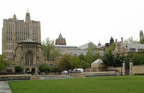 Die Sterling Memorial Library der Yale University in New Haven, Connecticut: Traumhaft, hier zu studieren? Lässt sich damit unmittelbar der Karriereturbo einlegen? Oder ist das einfach nur wahnsinnig kostspielig? 