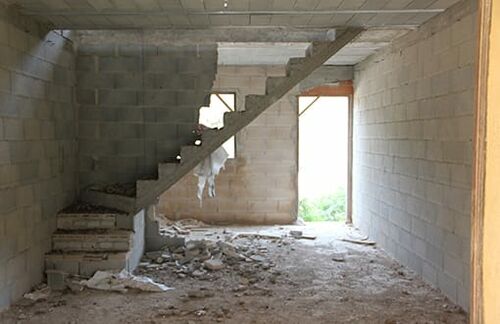Ein neuer Rohbau, fast abrissreif - das könnte ein Fall sein für "Die Bauretter". In der Doku-Soap auf RTL 2 arbeiten ein Architekt und eine Rechtsanwältin  zusammen. Die Baufälligkeit der Häuser hat oft damit zu tun, dass der Bauunternehmer pleite ist.