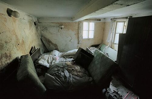 Das könnte das heruntergekommene Schlafzimmer der erfundenen Marion sein: völlig vergammelt, zugestellt, eigentlich nicht mehr bewohnbar.