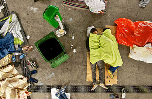 Bahnhof Keleti, Budapest. 3. September 2015: Flüchtlinge schlafen im Atrium des Bahnhofsvorplatzes.