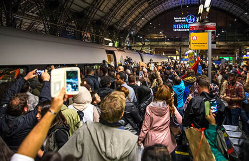 Anfang September 2015: Der "Train of Hope" fährt in den Frankfurter Hauptbahnhof ein. Dutzende Freiwillige sind vor Ort, um zu helfen und die syrischen Flüchtlinge willkommen zu heißen.