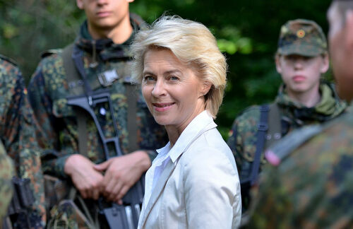 Ursula von der Leyen. 57. Bundesministerin für Verteidigung. 2005 wechselte sie von der Niedersächsischen Landesregierung in die Bundesregierung als  Bundesministerin für Familie, Senioren, Frauen und Jugend, siedelte 2009 in das Bundesministerium für Arbeit und Soziales über und steht heute an der Spitze des Verteidigungsministeriums. Als Mutter von sieben Kindern setzte sie sich vor allem für die Vereinbarkeit von Familie und Beruf ein – beispielsweise durch den Ausbau von Krippenplätzen.