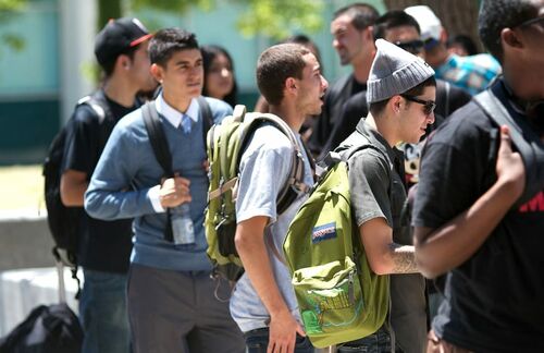 In guter Gesellschaft? Der Trend zum Rucksack scheint ungebrochen. Sind Rückenleiden - schon ab jungem Alter - doch Volkskrankheit Nummer eins. Und wenn man schon den ganzen Tag an ergonomisch ungünstigen Arbeitsplätzen verbringt, kann man ja wenigstens das Eine für seinen Rücken tun. Und dabei auch noch modern sein. 