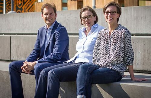 Mit von der Partie: Dr. Ursula Koners (Bildmitte), Institutsmanagerin des Friedrichshafener Instituts für Familienunternehmen (FIF) und Programmdirektorin des Executive Master for Family Entrepreneurship (eMA FESH), sowie Jana Hauck (rechts), wissenschaftliche Mitarbeiterin am FIF.