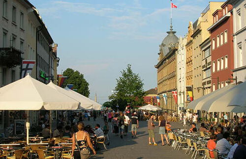 Zusammenarbeit in den Grenzregionen: In Sachen Tourismus (hier: Fußgängerzone in Konstanz), Verkehr und Warenverkehr gibt es in der Bodenseeregion vielfältige Verflechtungsbeziehungen.