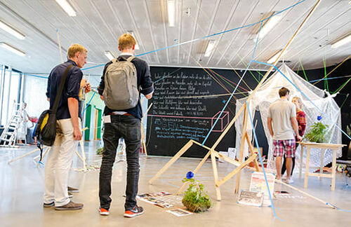 Objekte der studentischen Initiative "Blaue Blume" zum Sommerfest der Zeppelin Universität 2015, ZF Campus, Friedrichshafen