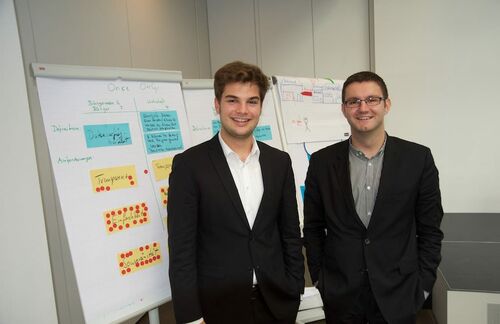 Die ZU-Studenten Marco Ramljak (l.) und Sascha Novoselic (r.) auf dem DATABUND-Forum 2015 in den Räumen von Microsoft Berlin: Unter dem Titel „Damit der Staat den Menschen dient – Wie kann der Staat den Bürger erreichen?“ trafen die beiden Studenten auf unzählige mittelständige IT-Unternehmer, Softwarehersteller, Experten aus der Wissenschaft und Verwaltungsmitarbeiter. Im Mittelpunkt stand für sie alle vor allem die Frage, welche Möglichkeiten Öffentliche Verwaltungen haben, den Bürger zu erreichen und welche Kanäle sie nutzen, um mit ihren E-Government-Angeboten den lebensweltlichen Interessenlagen von Bürgerinnen und Bürgern zu entsprechen. 