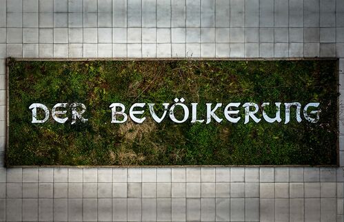 „Der Bevölkerung“ heißt es überwuchert von Pflanzen in einem Innenhof des Berliner Bundestagsgebäudes. Der scheinbar schlichte Schriftzug inszeniert die Idee von Bürgerschaft als stets neu zu verhandelnden Prozess. So intensiv wie die Bedeutung des 2000 von Hans Haacke geschaffenen Schriftzuges war auch die Debatte um seine Entstehung. Umgerechnet gut 200 000 Euro ließ der Bundestag sich die Installation kosten, für die alle Mitglieder des Deutschen Bundestages aufgefordert wurden, Erde aus ihrem Wahlkreis in die Arbeit einzubringen. Die Pflanzen wachsen spontan aus zufällig gelandeten Samen. Die FAZ bezichtigte Haacke in einem Kommentar, er wolle den Bundestag dem deutschen Volk „wegnehmen“, und die Arbeit sei verfassungswidrig, ein Urteil, zu dem auch ein von der CDU in Auftrag gegebenes Rechtsgutachten gelangte. Dass jeder Bundestagsabgeordnete einen Sack Erde aus seinem Wahlkreis in einen Erdtrog schütten sollte, bewerteten Ästheten unter Haackes Kritikern „als kirchentagshaftes Gemeinschaftskitsch­ritual“, andere Kritiker „als problematische Reminiszenz an NS-Bodenrituale“.