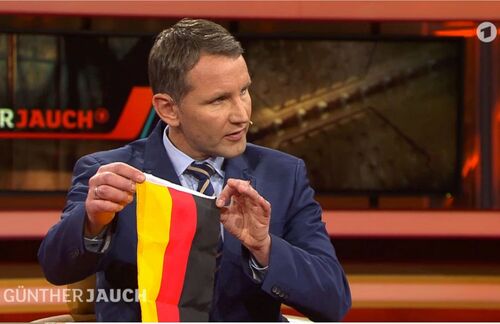 „Dieses Volk hat Angst.“ - So lautet die Prognose des AfD-Politikers Björn Höcke im Oktober in der ARD-Talkshow „Günther Jauch". Um „Farbe in die Sendung" zu bringen und seine teils kruden Thesen zu untermauern, hat der AfD-Fraktionschef im Thüringer Landtag auch gleich eine Deutschlandflagge mitgebracht. Doch wer ist der Mann, der sogar parteiintern als umstritten und völkisch gilt und der erst im September 2015 einem parteiinternen Amtsenthebungsverfahren entgehen konnte? Höcke wird 1972 in Westfalen geboren, studiert zunächst Jura in Bonn, sattelt dann auf Sport und Geschichte auf Lehramt um, wird Lehrer an einer hessischen Gesamtschule. Höcke ist verheiratet und Vater von vier Kindern. Im April 2013 gehört er zu den Gründern der Alternative für Deutschland in Thüringen, wird Landessprecher des Verbandes. Nur anderthalb Jahre später zieht er als Fraktionsvorsitzender in den Landtag ein. Zu seinen Forderungen zählen unter anderem die Aussetzung des Schengener Abkommens, gesonderte Förderschulen von Kindern mit Behinderungen, um ihre Inklusion zu vermeiden, oder die Abschaffung von Paragraphen im Strafgesetzbuch, die beispielsweise Volksverhetzung unter Strafe stellen.