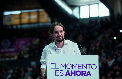 Verschmitztes Grinsen, die Haare zum Zopf und einen entspannten Blick aufgesetzt – ein Teil-Wahlsieger hat gut lachen: Pablo Iglesias. Bei der Parlamentswahl haben die Aufsteigerparteien Podemos und Ciudadanos stark abgeschnitten und damit die traditionellen Machtverhältnisse durcheinandergewirbelt. Podemos-Chef Iglesias beschwor noch am Wahlabend „die Geburt eines neuen Spanien“. Vor allem für junge Spanier wie ihn, die nach der Diktatur von 1939 bis 1975 geboren wurden, beginnt nun eine neue Zeit.