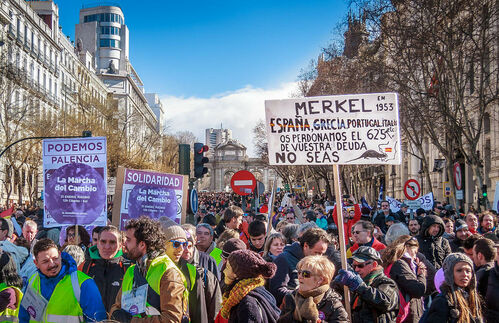 Sie sind links, sie sind jung und sie sind neu: Podemos. Aus der Jugendbewegung des 15. Mai 2011 entstanden, ist die Partei wie ein großer Schlüssel zu dem, was die Organisation mit eigenen Worten als „Kettenschloss von 1978“ bezeichnet – die zementierte und korruptionsanfällige Zweiparteienordnung, die damals mit der Verfassung festgeschrieben wurde. Auch wenn Medien der Gruppierung bereits nachsagen, sie hätte ihren ersten Glamour verloren, erreichen die Linken aus dem Stand heraus 21 Prozent der Stimmen – und machen die Koalitionsbildung damit noch ein bisschen schwieriger als ohnehin.