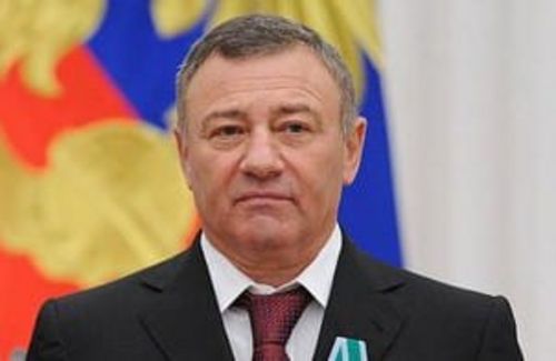 Arkadi Romanowitsch Rotenberg – der Putin-Freund. Ein Teil seines Vermögens fußt wohl auch auf der Protektion Putins, den er seit frühen Kindertagen unter anderem als Judo-Partner unterstützte. Seine guten politischen Beziehungen machten sich aber auch im Vorfeld der Olympischen Spiele in Sotschi sichtbar: Rotenberg gewann Ausschreibungen gegen einen kostengünstigeren Mitbewerber und kassierte Aufträge im Wert von über sieben Milliarden Dollar. 2014 verhängten die USA und EU eine Vermögenssperre im Zuge der Krim-Krise gegen ihn – der Italienische Staat beschlagnahmte sogar Besitz im Wert von 40 Millionen Dollar. Daraufhin wurde in Russland ein Gesetz erlassen, nach dem im Ausland Enteignete von Russland entschädigt werden können – auch bekannt als „Rotenberg-Gesetz“.