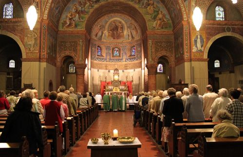 Wer in diesen Tagen in Oberhaid oder Traben-Trabach in die Kirche geht, der findet alles so vor wie immer. Nur ein Gesicht ist dann anders – es ist das der Priester. Die Geschehnisse in diesen Orten sind keine Einzelfälle; immer wieder geben katholische Priester ihr Amt auf und entscheiden sich für die Liebe. Stefan Hartmann aus Oberhaid, einem 5000-Seelen-Dorf ganz in der Nähe von Bamberg, konnte die Liebe zu seiner Partnerin nicht länger verbergen. Die Gemeinde hätte ihn gerne behalten, doch nur einen Tag nach seinem Gang an die Öffentlichkeit flatterte die Kündigung ins Haus. Eine 2015 von der Deutschen Bischofskonferenz vorgestellte Seelsorgestudie zeigt, wie es an der Basis rumort. Demnach sieht ein Drittel der Priester in der Verpflichtung zur Ehelosigkeit eine Belastung für den Dienst. Ein Viertel der Priester gab sogar an, sich nicht noch einmal für die Ehelosigkeit entscheiden zu wollen. Schätzungsweise alle zwei bis drei Wochen gibt in Deutschland ein katholischer Priester auf. Dann werden sie Altenpfleger, Bestattungsunternehmer oder sogar Taxifahrer. Die Kirche gewährt einige Monate Lohnfortzahlung – und vergisst schnell.