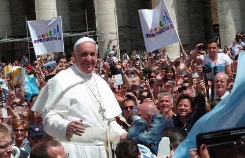 Lichtblick für die katholische Kirche? Bei seinen Auftritten wird Papst Franziskus gefeiert wie ein Pop-Star. Er ist der erste Lateinamerikaner, der erste Jesuit, der jemals dieses Amt bekleidet hat. Immer mehr muss Franziskus nun beweisen, dass er wirklich ein Reformer ist. Doch so nah und offen er sich gibt – auch Franziskus muss sich wieder und wieder den treibenden konservativen und fundamentalistischen Kräften beugen. Doch wie lange werden diese einem Aufbruch, den progressiven Gedanken eines Großteils der Gläubigen noch standhalten können? Und wenn der Fortschrittswille zu stark wird, fällt dann vielleicht auch der Zölibat?