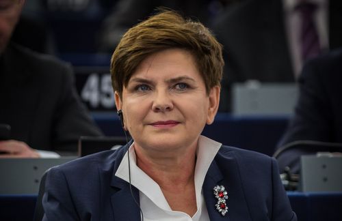 Sie ist das neue Schreckgespenst der Europäischen Union, die potenzielle Anti-Christin der gemeinsamen Integrationsbemühungen: Polens Ministerpräsidentin Beata Maria Szydło. Seit ihrer Vereidigung am 16. November 2015 hat sie der Republik Polen einen neuen, rechten Anstrich verliehen. Verfassungsrichter wurden ausgetauscht, Medien stärker durch die Regierung kontrolliert. EU-Parlamentspräsident Martin Schulz gibt den Veränderungen „Staatsstreich-Charakter“, im Januar 2016 wird Szydlo zu einer Fragerunde ins EU-Parlament geladen. Im Nachgang schlägt ein polnischer Diplomat sie zur „neuen europäischen Führerin“. Ihre Amtszeit dauert noch bis November 2019.