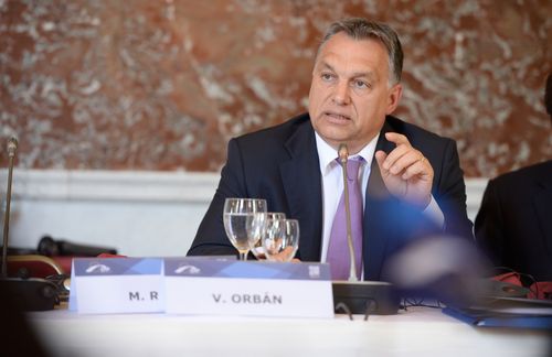 Unter den rechtskonservativen EU-Kritikern ist Ungarns Regierungschef Viktor Orbán Veteran, Vorbild und Meinungsführer zugleich. Der Vorsitzende des Ungarischen Bürgerbundes wurde 2010 zum Ministerpräsidenten gewählt – seit seiner Wahl wird der Vorwurf erhoben, er würde die Menschenrechte in Ungarn systematisch einschränken. Orbán startete seine politische Karriere als Liberaler. Als der Erfolg ausbleibt, baute er seine Fidesz zu einer rechtskonservativen Partei um – aus rein populistischen Erwägungen. Seitdem schwimmt er auf einer Grundstimmung der Bevölkerung, werfen Medien ihm vor. Aktuell sorgt Orbán immer wieder mit seiner ablehnenden Migrationspolitik für Schlagzeilen: Im Sommer 2015 riegelte er die 175 Kilometer lange Grenze zu Serbien mit einem vier Meter hohen Zaun ab. 