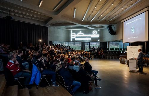 Der CIP-Vorsitzende Andreas Krumtung begrüßt die Gäste am ZF-Campus der Zeppelin Universität