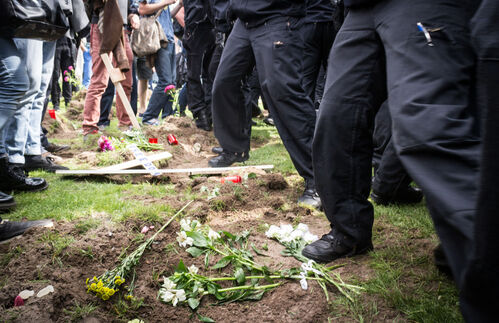 10.000 Euro Schaden, 5.000 Demonstranten, 100 symbolische Gräber und 91 Festnahmen: Der ,Marsch der Entschlossenen‘ des „Zentrums für Politische Schönheit“ – mehr eine große Demonstration mit unzähligen Polizisten als eine friedliche Kunstaktion. Doch auch eskalierender Protest ist den Initiatoren recht, um auf eine mögliche Mitschuld der Bundesregierung an den vielen Toten an den europäischen Außengrenzen aufmerksam zu machen. Für ihre Aktion „Die Toten kommen“ exhumierten die Aktivisten verstorbene Flüchtlinge und überführten sie in die Bundeshauptstadt. Nach einem Marsch durch die Innenstadt wollten etliche Demonstranten symbolische Gräber auf einer Wiese vor dem Reichstag ausheben – und stürmten zornig ein absgesperrtes Gelände. 