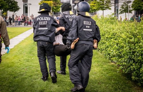 Als Grund für ihre letzte Aktion gab das „Zentrum für Politische Schönheit“ auch der Bundesregierung eine Mitschuld für die Toten an den Außengrenzen, da den Flüchtlingen kein anderer Weg zur Einreise gelassen werde. Als Motivation für die Kampagne wurde angegeben, den Folgen der Flüchtlingspolitik mehr Sichtbarkeit zu verleihen und den Toten ein menschenwürdiges Begräbnis zu ermöglichen. Beim ,Marsch der Entschlossenen‘ am 21. Juni 2015 versammelten sich über 5.000 Menschen und hoben 100 symbolische Gräber vor dem Reichstag aus – die Polizei nahm 91 Demonstranten fest und vermeldete ungefähr 10.000 Euro Schaden.