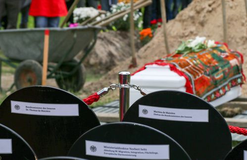 Am 16. Juni 2015 läuten die Berliner Künstler ihre Aktion „Die Toten kommen“ auf dem Landschaftsfriedhof Gatwo in Berlin ein. Zahlreiche Mitglieder der Bundesregierung und des Innenministeriums waren symbolisch geladen. Zuvor wurden an den europäischen Außengrenzen verstorbene Flüchtlinge exhumiert und mit dem Einverständnis ihrer Familien nach Berlin überführt – unter ihnen ein zweijähriges Kind mit ihrer in Syrien ertrunkenen Mutter. Die Aktion erzeugte auch international ein breites Medienecho – eine Crowdfunding-Aktion auf der Website „Indigogo“ spielte bereits am ersten Tag den für die Überführung benötigten Mindestbetrag von 14.900 Euro ein.