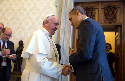 Papst Franziskus gilt als besonnen und reformwillig – doch auch als echtes Politikum. Selten mischte sich ein Papst so offen in aktuelle weltpolitische Geschehnisse ein wie Franziskus. Ein Treffen mit US-Präsident Barack Obama und dem russischen Außenminister Sergei Lawrow, Sticheleien im Wahlkampf gegen Republikaner Donald Trump und eine Rede vor den Vereinten Nationen. Nachdem zwischen Papst und Patriarch jahrzehntelange, politische Funkstille herrschte, ist das Treffen nun also nicht nur die Verabredung zweier Glaubensgemeinschaften, sondern auch ein Politikum. Und das in Havanna – einem Ort, der nach jahrzehntelanger Abschottung in den nächsten Jahren nach Öffnung der USA zu neuem Leben erwachen könnte. 