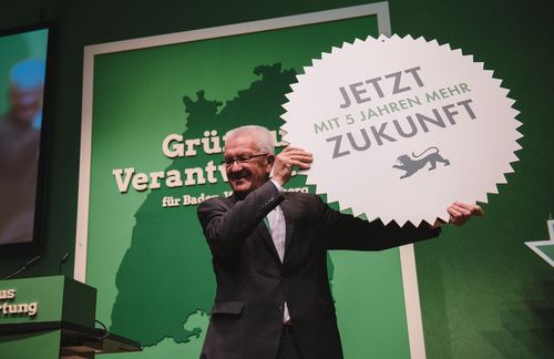 Winfried Kretschmann ist am Wahlabend der strahlende Sieger des Tages. Doch bereits der nächste Morgen ist ein Erwachen mit Kopfschmerzen: Denn die Wähler in Baden-Württemberg haben das grün-rote Bündnis der letzten fünf Jahre abgewählt, die FDP will nicht unter einem grünen Ministerpräsidenten an die Macht – was bleibt ist der Ausweg in eine sogenannte Kiwi-Koalition mit CDU-Mitbewerber Guido Wolf. Als Juniorpartner umgarnen die Christdemokraten den amtierenden Ministerpräsidenten, während sie sich gleichzeitig mit internen Machtkämpfen herumschlagen. In den kommenden Tagen sollen die Verhandlungen beginnen – und Baden-Württemberg steuert in ein bisher einmaliges Experiment. 